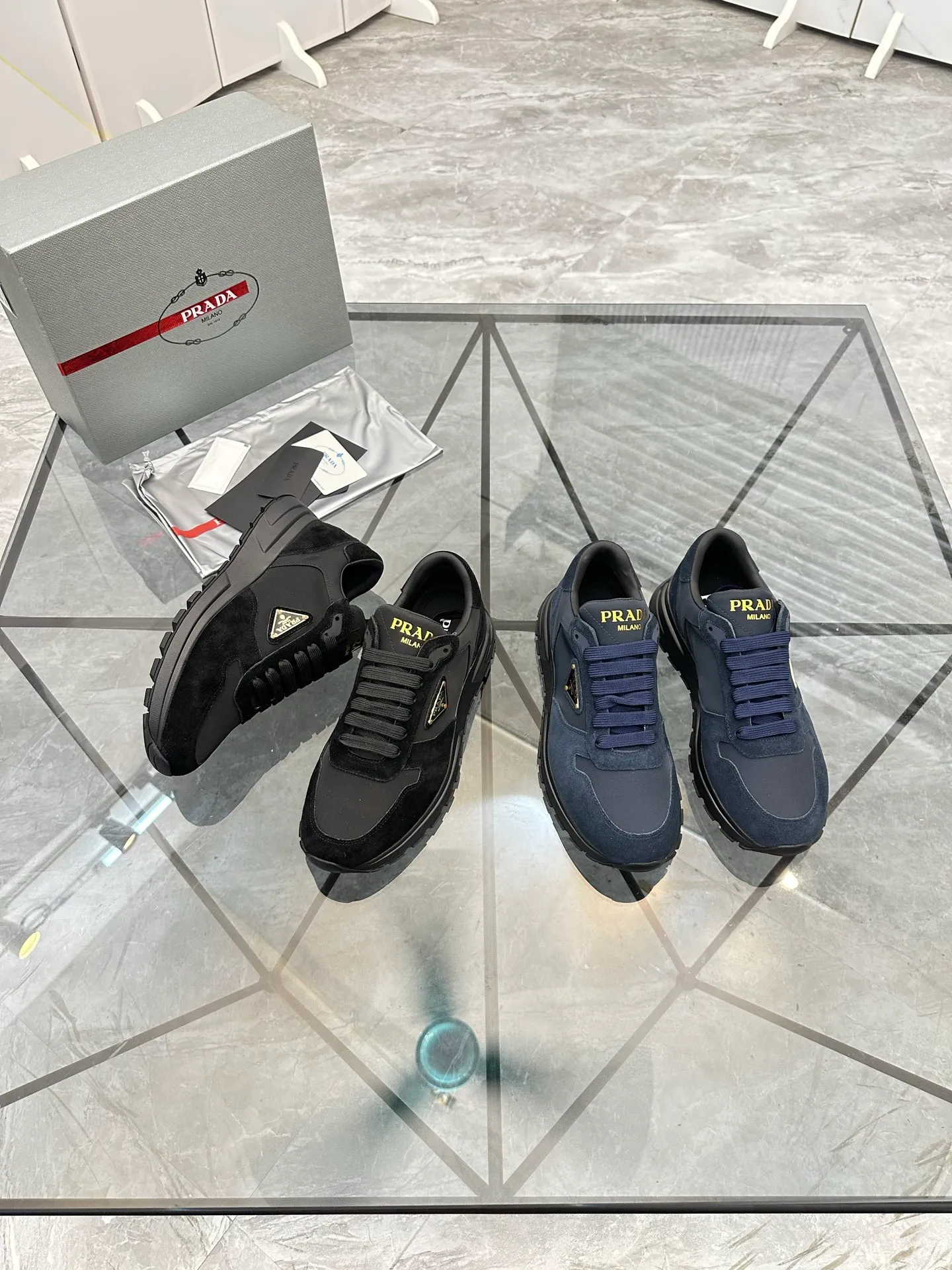 Men's shoes: 💰P580¥ High-end top quality Product trademark: Prada *"Prada*" low-top casual shoes Regular size: 38-45 (can be customized to 46) Product materials: upper imported first-layer nubuck leather spliced ​​with original materials, cowhide lining, cowhide feet, original outsole. Number: 832